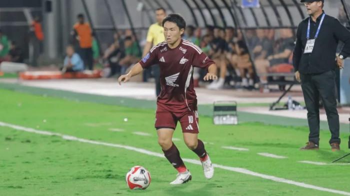 Aksi Daisuke Sakai pada laga PSM Makassar vs Bali United