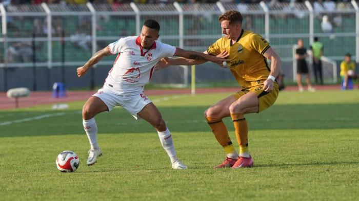 KOMPETISI: Aksi full bek kanan Malut United Igor Inocencio pada laga Bhayangkara FC vs Malut United. Berikut ini prediksi line up kedua kesebelasan, Rizky Pellu bisa didietkan dengan Wngeymar Angulo ditengah