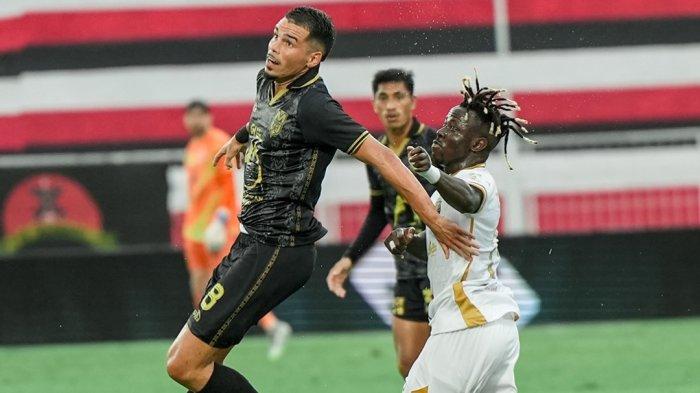 KOMPETISI: Aksi gelandang Malut United Lucas Cardoso pada laga kontra Bhayangkara FC di Stadion Gelora Kie Raha, Ternate, Sabtu (31/1/2026) dalam lanjutan Super League pekan ke 19. Duel tersebut berkesudahan 2-1 untuk kemenangan The Guardians