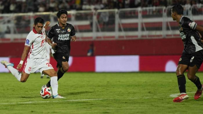 KOMPETISI: Aksi Septian David Maulana pada laga Malut United vs Semen Padang di Stadion Gelora Kie Raha, Ternate, Minggu (26/10/2025). Duel ini berkesudahan 1-0 untuk kemenangan Laskar Kie Raha
