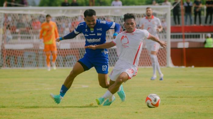 KOMPETISI: Aksi wonder kid Malut United Taufik Rustam saat berduel dengan bintang Persib Bandung Sadil Ramdani
