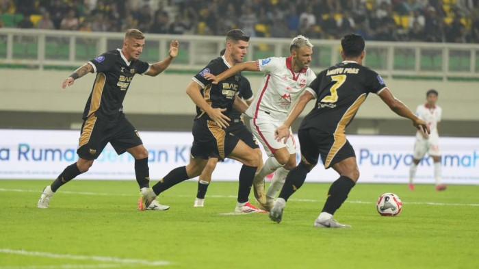KOMPETISI: Aksi Tryonne del Pino bersama Malut United saat dihadang pemain belakang Dewa United di pekan pertama Super League musim 2025-2026, Sabtu (9/8/2025)