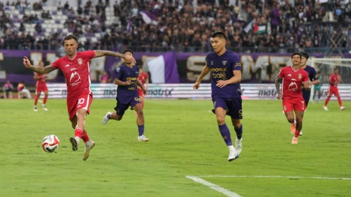 KOMPETISI: Aksi Tyronne del Pino di laga Persita Tangerang vs Malut United di Indomilk Arena, Minggu (23/11/2025) dalam lanjutan Super League pekan ke 13