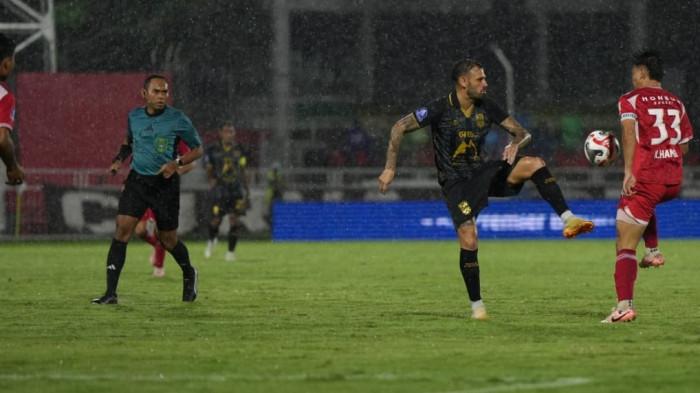 KOMPETISI: Aksi Tyronne del Pino pada laga Malut United vs Persijap Jepara di Stadion Gelora Kie Raha, Ternate, Jumat (13/2/2026) malam