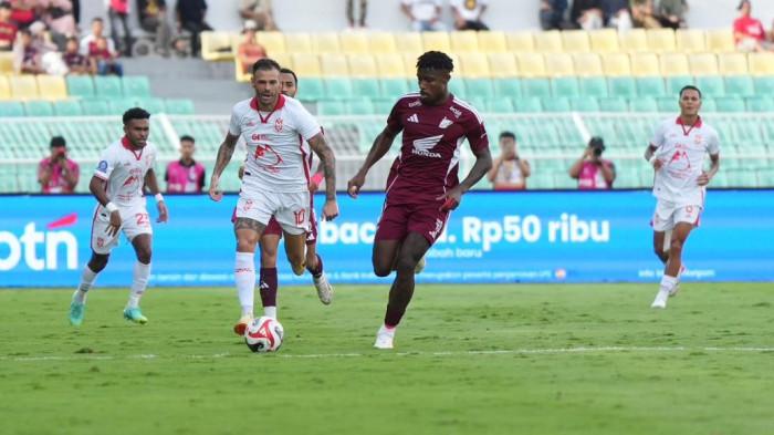 KOMPETISI: Aksi Tyronne del Pino pada laga pekan ke 15 Super League antara PSM Makassar vs Malut United di Stadion B.J Habibie, Parepare, Minggu (21/12/2025). Deul itu dimenangkan Laskar Kie Raha 1-0