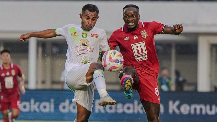 KOMPETISI: Aksi Victor Mansaray kala Malut United berhadapan Persebaya Surabaya pada matchday kedua Liga 1 2024-2025