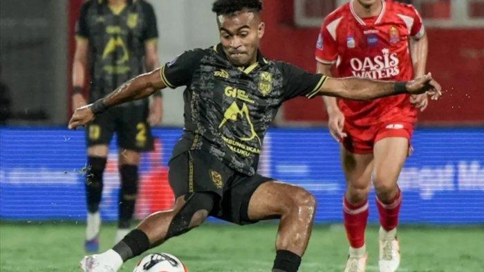 KOMPETISI: Aksi Yakob Sayuri di laga Malut United vs Persijap Jepara di Stadion Gelora Kie Raha, Ternate, Jumat (13/2/2026). Laga ini berkesudahan 4-0 untuk kemenangan Laskar Kie Raha