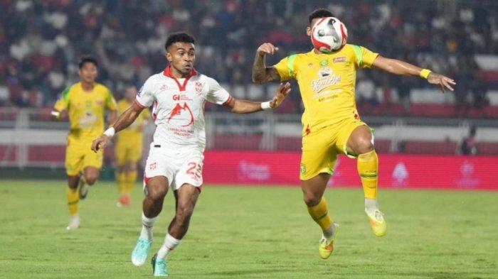KOMPETISI: Aksi Yance Sayuri di laga Malut United vs Persebaya Surabaya di Stadion Gelora Kie Raha, Ternate, Kamis (23/4/2026)