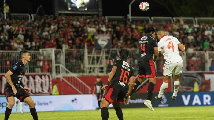 KOMPETISI: Aksi-aksi pemain pada laga Malut United vs Bali United diputaran pertama Super League di Stadion Gelora Kie Raha, Ternate, Jumat (15/8/2025). Laga ini berkesudahan imbang 3-3