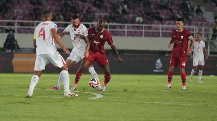 KOMPETISI: Aksi-aksi pemain pada laga Persis Solo vs Malut United