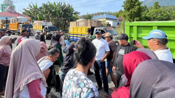 TUNTUTAN: Aksi blokade mobil sampah oleh warga Kelurahan Tobololo dan Sulamadaha, Ternate Barat, Jumat (24/4/2026) siang