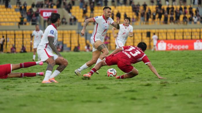 KOMPETISI: Aksi gelandang serang Malut United Tyronne del Pino saat dihadang pemain Persijap Jepara