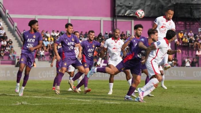 KOMPETISI: Aksi penggawa Malut United saat berhadapan Persik Kediri