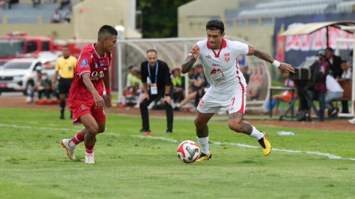 KOMPETISI: Aksi Ciro Alves pada laga Persijap Jepara vs Malut United dalam lanjutan Super League pekan ke 11 di Stadion Gelora Bumi Kartini, Senin (3/11/2025). Laga ini berkesudahan 1-2 untuk kemenangan Laskar Kie Raha