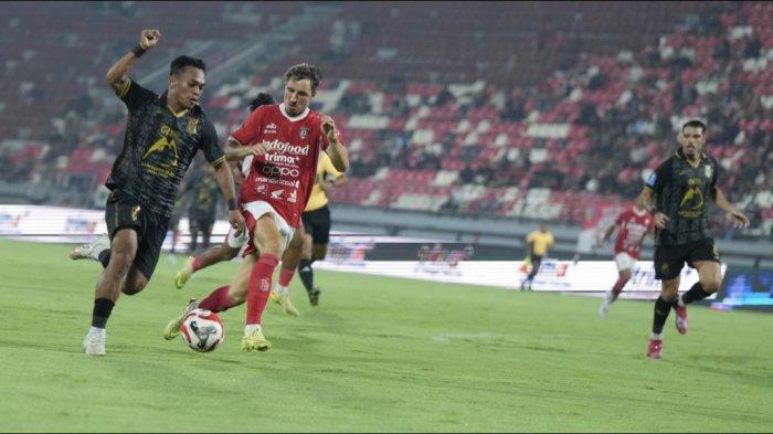 KOMPETISI: Aksi winger Malut United Taufik Rustam saat di jaga salah seorang pemain Bali United, Minggu (19/4/2026) malam. Laga pekan ke 28 Super League di Stadion I Wayan Dipta Gianyar berkesudahan 4-1 untuk kemenangan Serdadu Tridatu