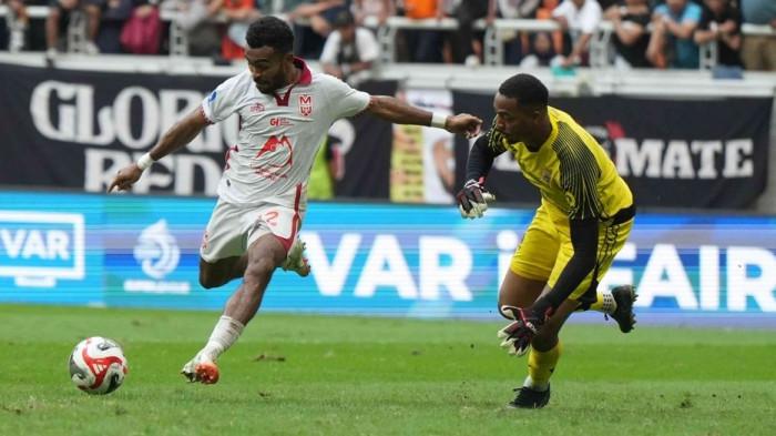 KOMPETISI: Aksi winger Malut United Yakob Sayuri pada laga melawan Persija Jakarta dipertemuan pertama.