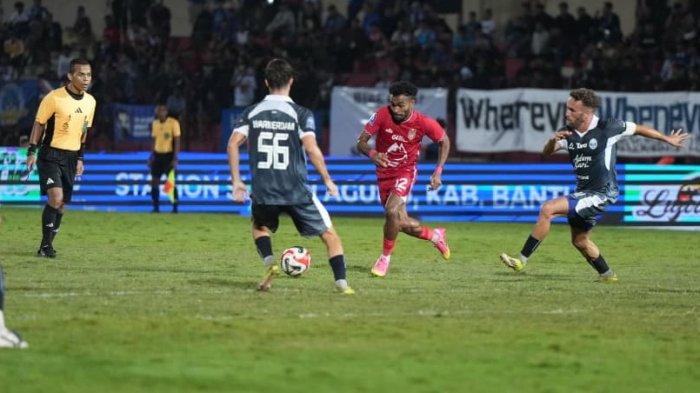 KOMPETISI: Aksi winger Malut United diapit sejumlah pemain bertahan PSIM Yogyakarta