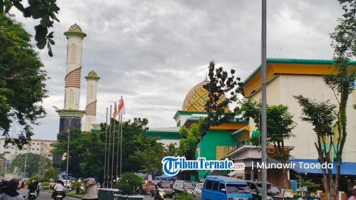 JADWAL IMSAKIYAH - Aktivitas lalulintas di Kota Ternate, Maluku Utara jelang waktu berbuka puasa.