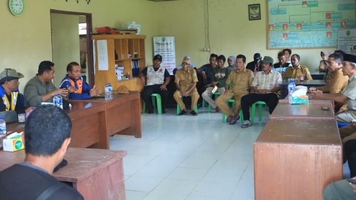 KEBIJAKAN: Buapti Halmahera Timur Ubaid Yakub melalui rapat bersama menegaskan kepada pemerintah kecamatan dan desa, hentikan aktivitas dulang emas secar ilegal di sungai onat, Kamis (4/6/2026)
