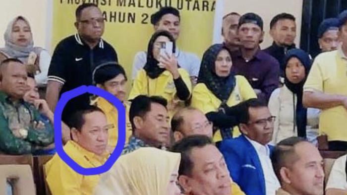 SOSOK: Mantan Bupati Pulau Taliabu Aliong Mus terpantau hadiri Musda Golkar VI Maluku Utara di Hotel Bela Ternate, Minggu (12/4/2026). Di sana ia tampak duduk berdampingan dengan sejumlah kepala daerah dan tokoh politik, termasuk Bupati Halmahera Timur Ubaid Yakub