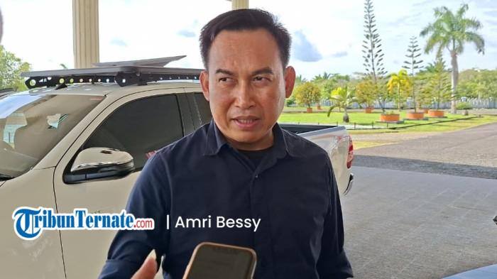 KESEHATAN: Sekkab Halmahera Timur Ricky Chairul Richfat saat bersedia diwawancarai disela-sela kerjanya, Jumat (30/01/2026). Ia mengaku alat kesehatan (alkes) untuk SRSUD Maba segera tiba