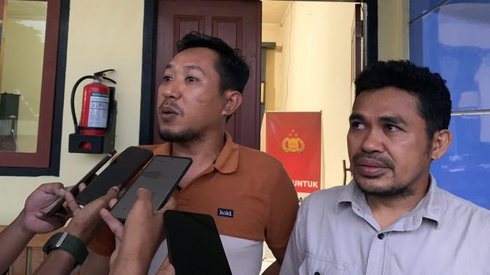 HUKUM: Kuasa Hukum Humein Kiat, M Sahdan Husen ketika memberi keterangan usai membuat laporan di SPKT Polres Halmahera Selatan, Maluku Utara, Rabu (13/8/2025).