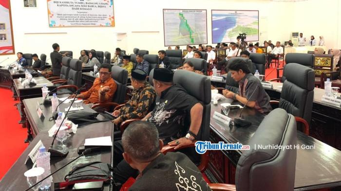 TUNTUTAN: Suasana rapat paripurna DPRD Halmahera Selatan belum lama ini