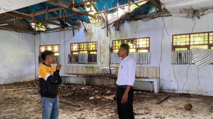 FASILITAS: Anggota DPRD Maluku Utara Yusran Pauwah di SMK Negeri 2 Kepulauan Sula. Ia menilai sekolah ini masih menghadapi keterbatasan sarana dan prasarana penunjang kegiatan belajar mengajar
