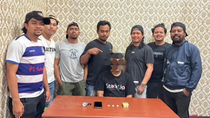 HUKUM: Terduga pelaku saat diamankan anggota Satuan Reserse Narkoba Polres Halmahera Tengah, Rabu (13/5/2026).