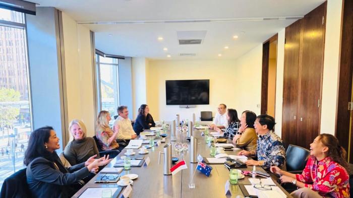 KEBEBASAN PERS – Delegasi editor senior dari Indonesia dan Australia dialog mengenai tantangan, dan perkembangan situasi terkini industri pers di dua negara. Disrupsi media, kehadiran kecerdasan buatan da, kebebasan pers menjadi bahan diskusi selama lenbih dua jam di Melbourne, Victoria, Austalia, Jumat (22/5/2026).