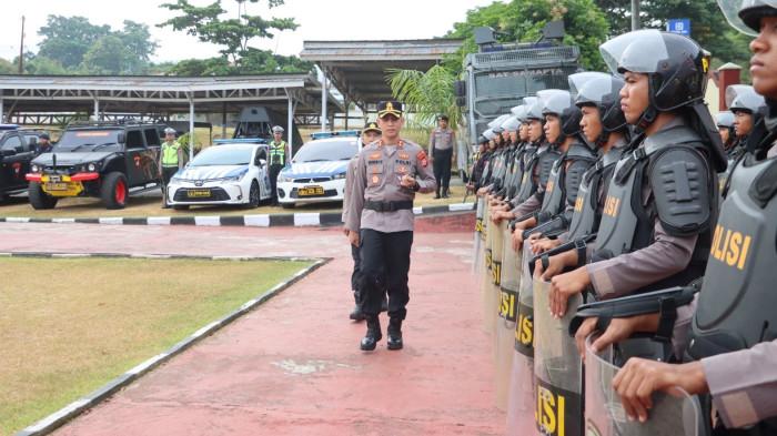 SIAGA: Kapolres Halmahera Selatan AKBP Hendra Gunawan saat mengecek personel dalam Apel Aman Nusa I, Selasa (7/4/2026).