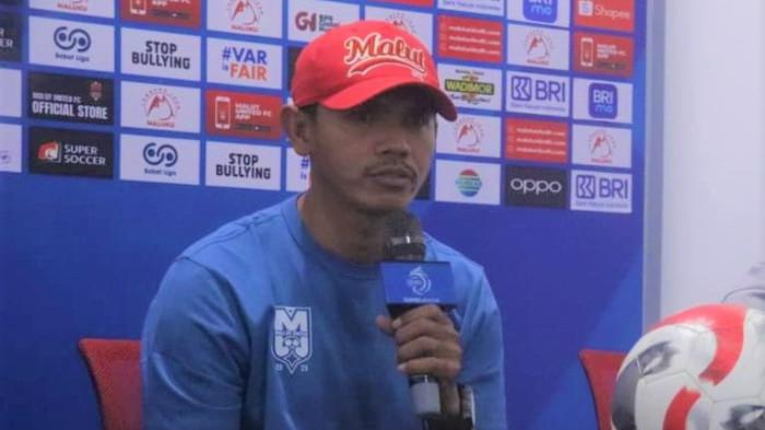 KOMPETISI: Asisten Pelatih Malut United Ricardo Salampessy pada salah satu sesi jumpa pers.