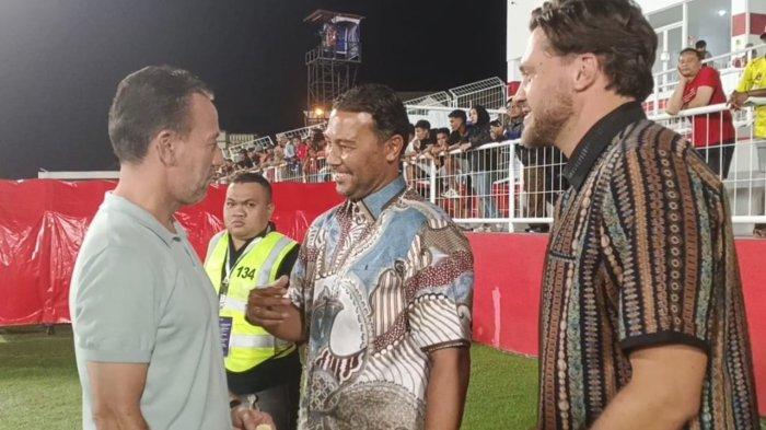 KOMPETISI: Asisten Pelatih Timnas Indonesia Denny Landzaat (tengah)