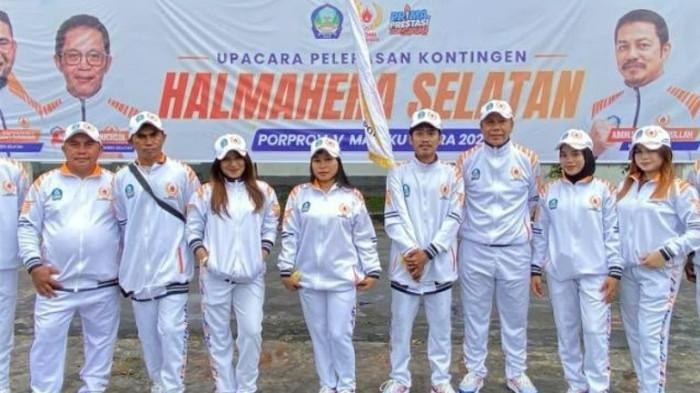 KOMPETISI: Para atlet biliar Halmahera Selatan berpose bersama usai upacara pelepasan atlet Porprov Maluku Utara 2026 beberapa hari lalu.