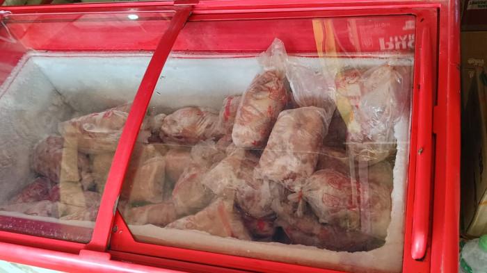 HARGA: Daging ayam yang dijual pedagang di Pasar Tradisional Bobong, Pulau Taliabu, Selasa (19/5/2026)