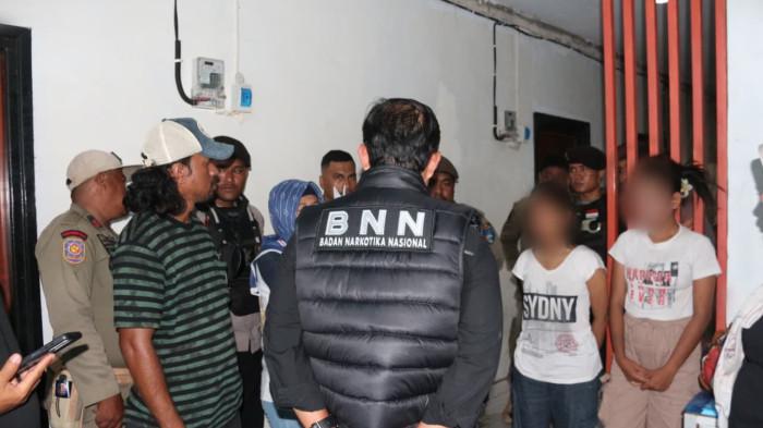 NARKOBA - Petugas gabungan Badan Narkotika Nasional Provinsi (BNNP) Maluku Utara saat memeriksa penghuni kosan di salah satu kosan di Kelurahan Jati, Senin (10/11/2025).