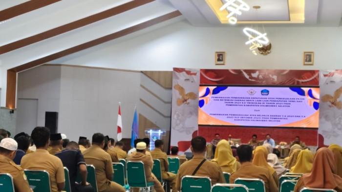 EDUKASI: Suasana berlangsunya rapat antara BPK Perwakilan Maluku Utara dan para pimpinan OPD di lingkungan Pemkab Halmahera Selatan, Selasa (16/9/2025).