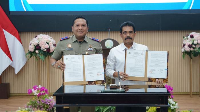 SINERGI: Kepala Kantor Wilayah BPN Maluku Utara Lalu Harisandi, S.ST., M.H (kiri) dengan Kepala Kejaksaan Tinggi Maluku Utara Sufari, S.H., M.Hum (kanan) memperlihatkan nota penandatanganan Perjanjian Kerja Sama (PKS)