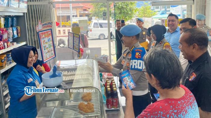 ATURAN: Kombes Pol Ganang dari Divisi Profesi dan Pengamanan Kepolisian Negara Republik Indonesia atau Divpropam Polri bagi flyer lapor polisi yang nakal ke salah satu karyawan mini market di Kota Ternate, Selasa (18/11/2025)