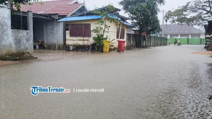 BENCANA: Banjir pada salah satu ruas jalan di Desa Bobong, Pulau Taliabu, Rabu (24/9/2025)