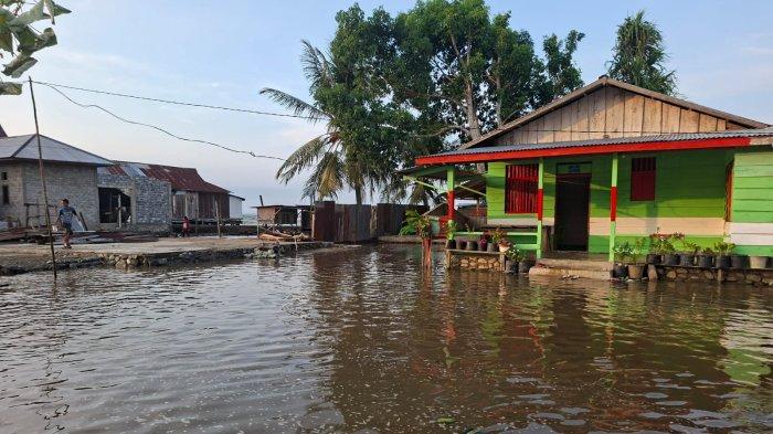 BENCANA: Banjir rob kembali landa Rrumah-rumah di pesisir Desa Subaim, Halmahera Timur, Selasa (17/3/2026). Menurut penuturan warga, kondisi ini sudah terjadi beberapa hari terakhir