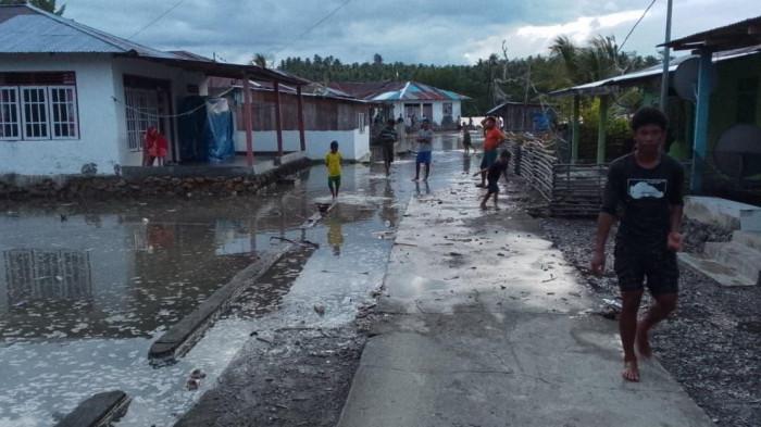 BENCANA: Kondisi Desa Tabapoma, Kecamatan Bacan Timur Tengah, Halmahera Selatan usai diterjang banjir rob, Senin (5/1/2026) sore