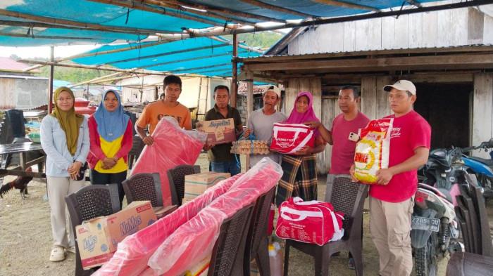 BANTUAN: Dinas Sosial Pulau Taliabu, Maluku Utara salurkan bantuan kepada pemilik rumah terbakar, Selasa (11/9/2025)