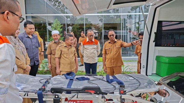 LAYANAN: Kepala Dinas Kesehatan Halmahera Timur Abdullah Yakub bersama Wakil Bupati Halmahera Timur Anjas Taher dan juga pihak PT Position cek fasilitas ambulance yang diberikan ke RSUD Maba, Selasa (17/3/2026). Pemerintah daerah berterima kasih kepada perusahaan tambang tersebut karena turut aktif memperbaiki layanan kesehatan