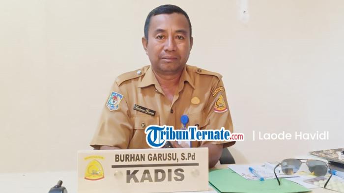 BANTUAN: Plt Kepala Dinas Sosial Pulau Taliabu Buhran Garusu saat bersedia diwawancarai disela-sela kerjanya, Kamis (12/2/2026)