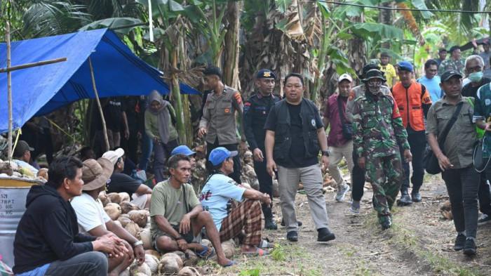 Bantuan tahap I disalurkan oleh Sekkot Ternate Rizal Marsaoly menggunakan kapal milik KSOP Ternate