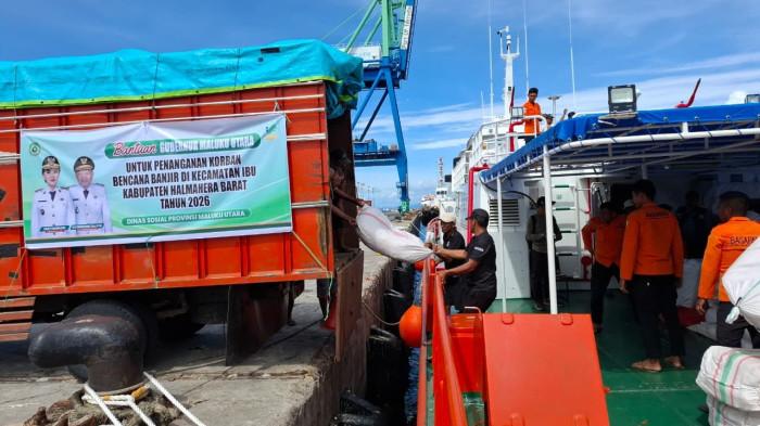 BENCANA: Pengangkutan bantuan Halmahera Barat-Halmahera Utara ke KN SAR Pandudewanata 237 yang berlangsung di Pelabuhan Ahmad Yani, Ternate, Kamis (8/1/2026)
