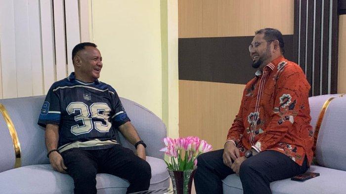 AGENDA: Bupati Halmahera Selatan, Bassam Kasuba (kameja batik) bersama Wali Kota Tikep sekaligus Ketua PDIP Malut, Muhammad Sinen (jersy hitam) saat berbincang dalam pertemuan dadakan di lobby Hotel Obama, Desa Kampung Makian, Kecamatan Bacan Selatan, Sabtu (14/2/2026) malam.