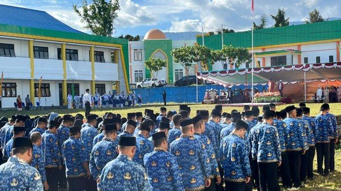 PENDIDIKAN: Suasana berlangsungnya upacara peringatan Hari Pendidikan Nasional 2026 di SMP Negeri Unggulan Saruma, Desa Hidayat, Kecamatan Bacan, Halmahera Selatan, Maluku Utara, Sabtu (2/5/2026)
