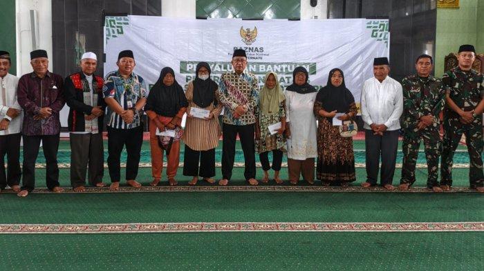 Wali Kota Ternate M Tauhid Soleman (tengah) lakukan foto bersama dengan warga penerima bantuan